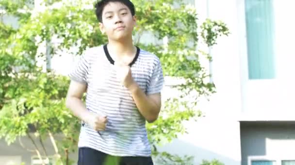 Handheld Portret Azjatycki Chłopiec Taniec Gry Wody Cieszyłem Się Bardzo — Wideo stockowe