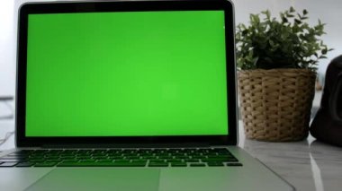 Yeşil Renk Anahtar Ekranı Gösteren Dizüstü Bilgisayar Oturma Odasında Bir Masa Üzerinde Duruyor. Arka Planda Rahat Oturma Odasında. Dolly Shot sağdan sola. 4k