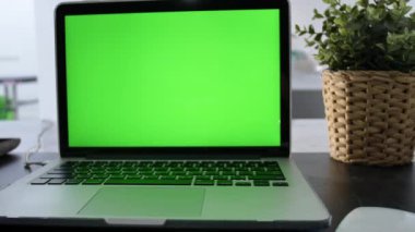 Yeşil Renk Anahtar Ekranı Gösteren Dizüstü Bilgisayar Oturma Odasında Bir Masa Üzerinde Duruyor. Arka Planda Rahat Oturma Odasında. Dolly Shot sağdan sola. 4k