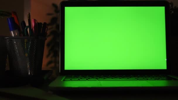 Laptop Komputer Pokazuje Zielony Chroma Key Screen Stoi Biurku Salonie — Wideo stockowe