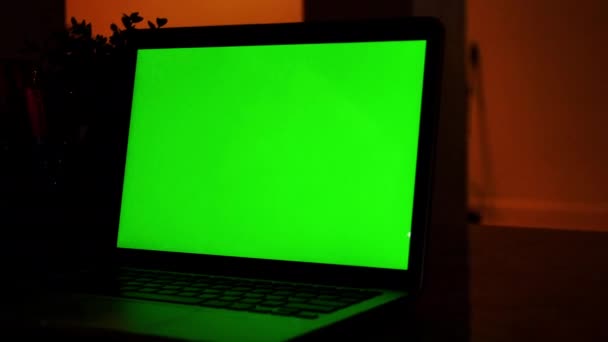 Laptop Komputer Pokazuje Zielony Chroma Key Screen Stoi Biurku Salonie — Wideo stockowe
