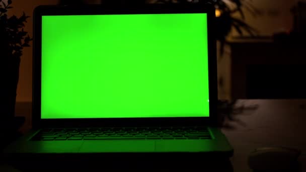 Laptop Computer Met Groen Chroma Toetsen Scherm Staat Een Bureau — Stockvideo