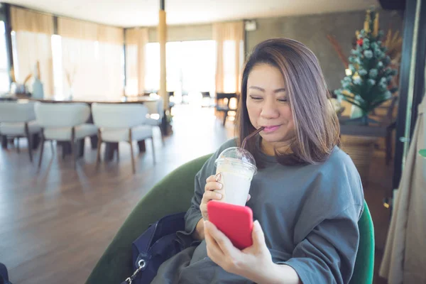 Porträtt av vacker flicka med sin mobiltelefon i café. — Stockfoto