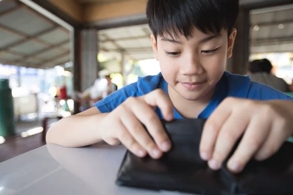 Aziatische gelukkige jongen met portemonnee . — Stockfoto