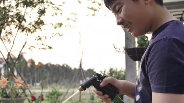 Handheld Menino Asiático Dia Quente Ensolarado Menino Está Brincando Com — Vídeo de Stock