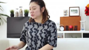 Asyalı Kadın evde cep telefonu kullanımı ile göz ağrısı hissediyorum