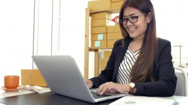 Evde çalışan genç Asyalı kadın, genç iş kuruyor. Evde çalışan genç Asyalı kadın, Genç Sahip Kadın İş Çevrimiçi, Sme, Teslimat Projesi, Çevrimiçi Otobüslü Kadın