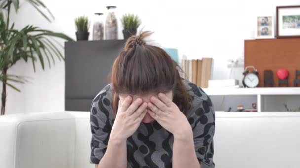 Asian Kobieta Czuje Ból Oku Użyciem Telefonu Komórkowego Domu — Wideo stockowe