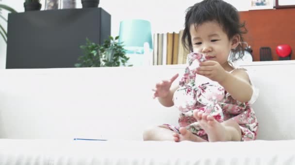 Glückliche Asiatische Mädchen Spielen Allein Auf Dem Sofa Hause Zeitlupe — Stockvideo