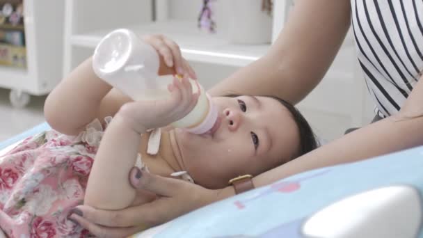 Asiatisches Baby Trinkt Milch Aus Einer Flasche Mit Eltern Hause — Stockvideo