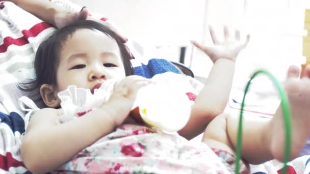 Ασιατικό Μωρό Πόσιμο Γάλα Από Ένα Μπουκάλι Γονέα Στο Σπίτι — Αρχείο Βίντεο