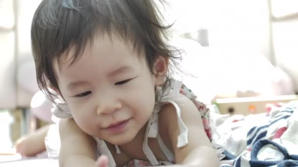 Feliz Chica Asiática Jugando Sola Casa Cámara Lenta Hermosa Niña — Vídeos de Stock