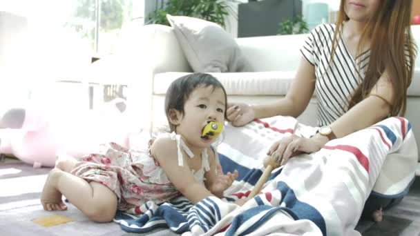 행복한 아시아 얼굴을 아름다운 아이의 슬로우 — 비디오