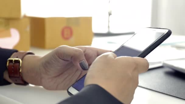 Close Vrouw Hand Met Behulp Van Mobiele Telefoon Zakelijk Economisch — Stockvideo