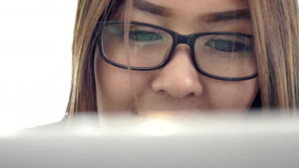 Uzun Saatler Bilgisayar Başında Çalışan Genç Bir Kadın Ofiste Bilgisayarla — Stok video