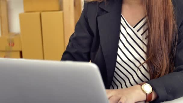 Jonge Aziatische Vrouw Thuis Werken Jonge Startende Bedrijven Jonge Aziatische — Stockvideo