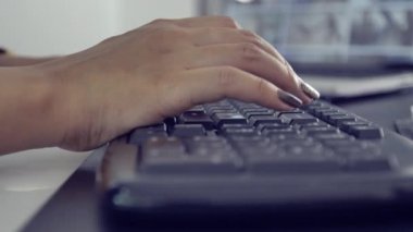 Kamera, yavaş çekimde dizüstü bilgisayar klavyesinde yazarak iş ellerinin etrafında kaydırıyor. Ofiste internetle çalışan iş kadını. kadın ofiste internet üzerinden yeni iş arar. İş con