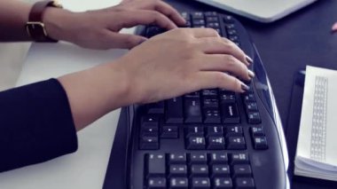 Kamera, yavaş çekimde dizüstü bilgisayar klavyesinde yazarak iş ellerinin etrafında kaydırıyor. Ofiste internetle çalışan iş kadını. kadın ofiste internet üzerinden yeni iş arar. İş con