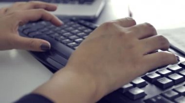 Kamera, yavaş çekimde dizüstü bilgisayar klavyesinde yazarak iş ellerinin etrafında kaydırıyor. Ofiste internetle çalışan iş kadını. kadın ofiste internet üzerinden yeni iş arar. İş con