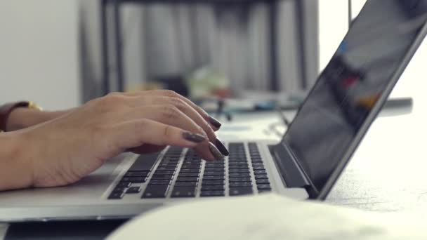 Câmera Desliza Torno Mãos Negócios Digitando Teclado Laptop Câmera Lenta — Vídeo de Stock