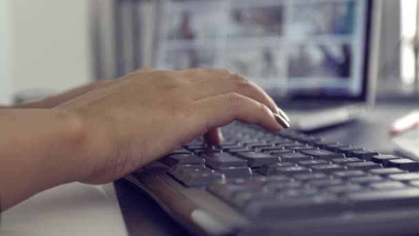 Câmera Desliza Torno Mãos Negócios Digitando Teclado Laptop Câmera Lenta — Vídeo de Stock