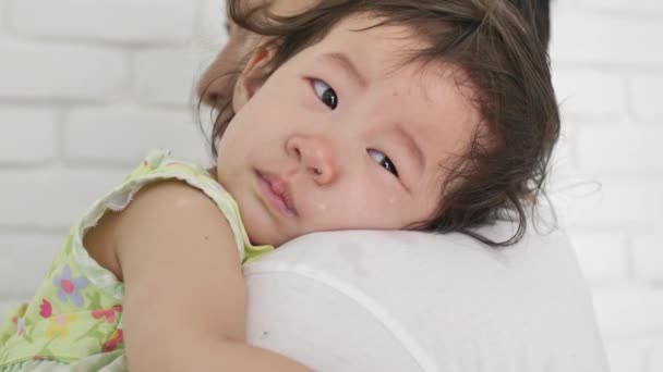Młody Ojciec Uspokaja Płaczące Dziecko Domu Sypialni Zbliżenie Płaczącego Dziecka — Wideo stockowe