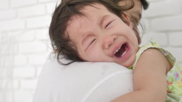 Ayah Muda Menenangkan Bayi Kecil Menangis Rumah Kamar Tidur Close — Stok Video
