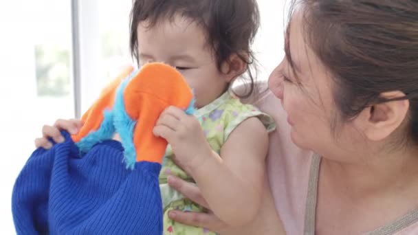 Schattige Aziatische Moeder Met Kleine Baby Meisje Spelen Samen Woonkamer — Stockvideo