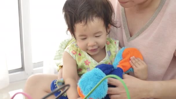 Bonito Mãe Asiática Com Pequena Menina Brincando Juntos Sala Estar — Vídeo de Stock