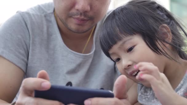 Asiatischer Vater Mit Dem Kind Spielt Hause Mit Dem Handy — Stockvideo