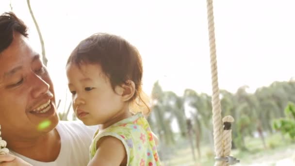 Portret Młodego Ojca Grając Huśtawki Jego Małą Córką Tata Gra — Wideo stockowe
