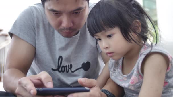 Asiatico Padre Con Bambino Gioca Con Telefono Casa — Video Stock