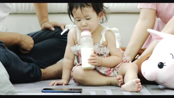 Familj Par Mamma Och Pappa Leker Med Liten Flicka Golvet — Stockvideo