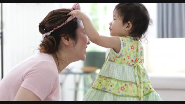 可爱的亚洲妈妈与小女孩一起玩在客厅里 快乐的家庭妈妈与女儿一起玩在家里 慢动作 — 图库视频影像