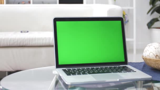 Laptop Computer Mit Grünem Chroma Keyscreen Steht Auf Einem Schreibtisch — Stockvideo