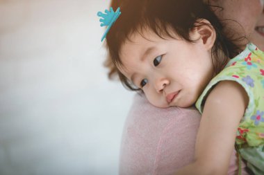 Küçük bir bebeğin ağlaması, anne onu sakinleştirir.