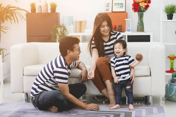 Feliz asiático família estilo de vida em casa . — Fotografia de Stock