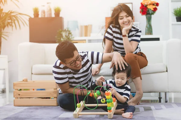 Feliz asiático família estilo de vida em casa . — Fotografia de Stock