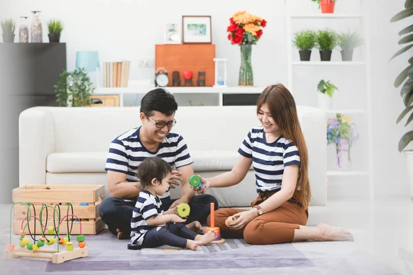 Feliz asiático família estilo de vida em casa . — Fotografia de Stock