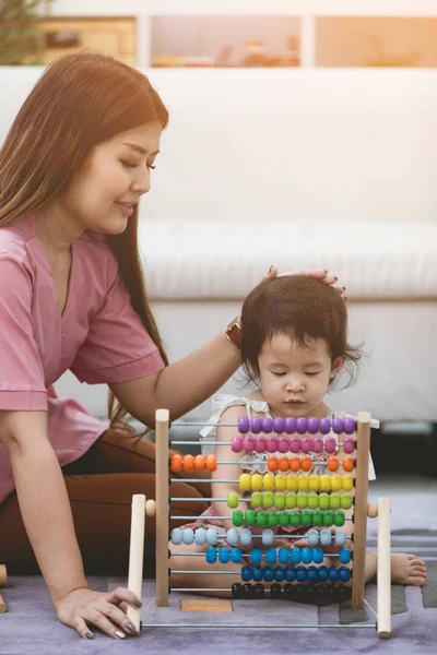 Mère et sa fille mode de vie image à la maison . — Photo