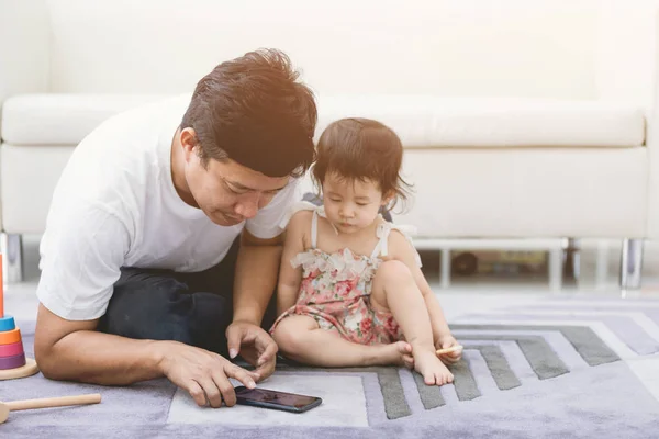 VIew d'un père et sa petite fille utilisant un mobile à la maison  . — Photo