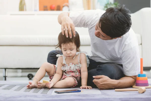 VIew d'un père et sa petite fille utilisant un mobile à la maison  . — Photo