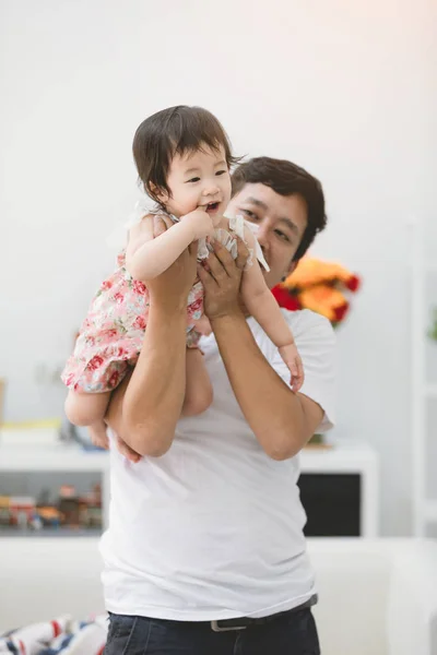 VIew de um pai e sua filhinha brincando juntos em hom — Fotografia de Stock