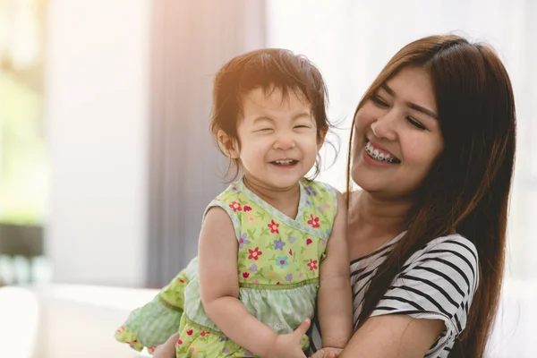 Evde anne ve bebek erkek yaşam tarzı görüntü. — Stok fotoğraf