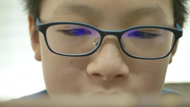 Gros Plan Jeune Asiatique Garçon Jouer Des Jeux Sur Téléphone — Video