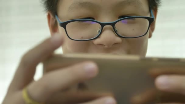 Close Van Jonge Aziatische Jongen Spelen Spelletjes Smartphone Met Reflex — Stockvideo