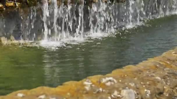 Zahradní Vodopád Kamenů Skrz Kámen Protéká Voda Ranní Slunce Svítí — Stock video