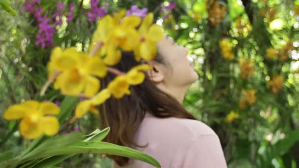 Bahçede Güzel Orkide Çiçek Ile Mutlu Asya Kadın — Stok video
