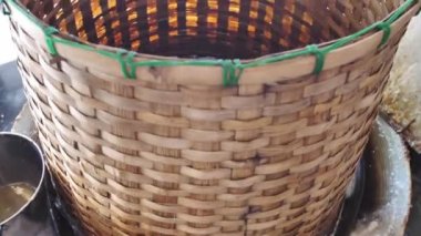 Hindistan cevizi şekeri üretimi. Gerçek Hindistan cevizi şekeri nektar Hindistan cevizi çiçeğini yoğuşmaya kadar sıcak süreçte karıştırın yapmak. Düz sarı yüzeye gelene kadar soğutmak için sol. Hindistan cevizi şekeri i