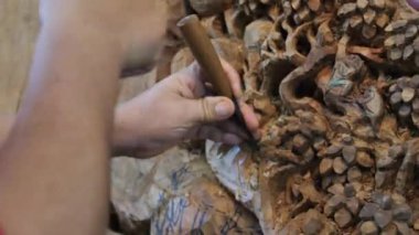 Tayland Ratchaburi. Damnoen Saduak,-31 Mar, 2019: Damnoen Saduak zanaat adam Damnoen Saduak Ratchaburi eyaletinde turistler için ahşap Hediyelik eşya yapıyoruz. Ahşap oyma